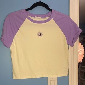 Woman’s cropped tee shirt